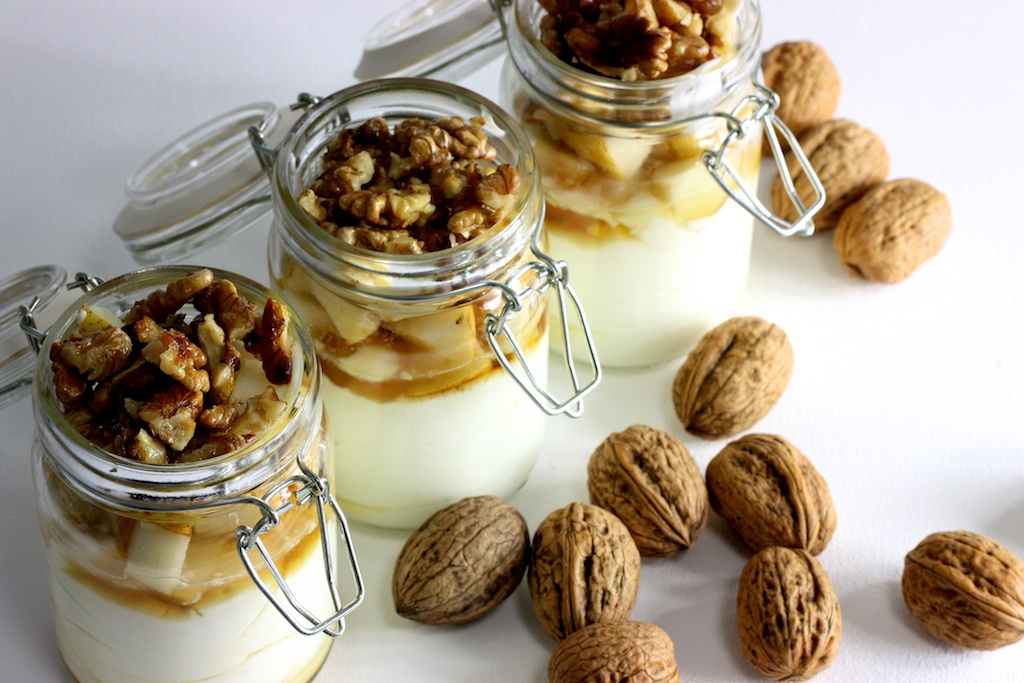 Griechischer Joghurt Mit Ahornsirup Birne Und Karamellisierten Walnussen Pias Deli